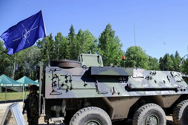 Tvrdnje da NATO pravi baze oko Rusije su isto tako neosnovane. NATO na svega tri mesta ima značajnije vojno prisustvo izvan teritorije zemalja članica NATO-a: Kosovu, Avganistanu i na Obali slonovače u Africi.